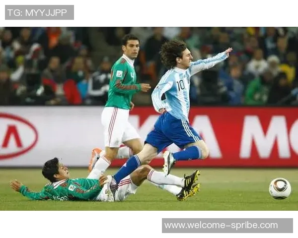 小仓幸成边线抢球铲飞叙利亚球员比赛火药味十足引发观众热议